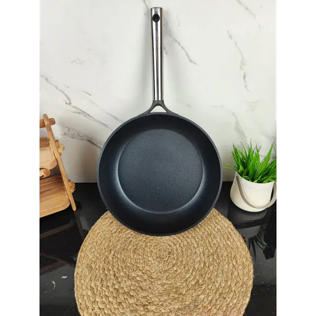 Сковорідка 28см антипр.покриття метал.ручка індукція Cast MR-1227-28 ᐉ MR-1227-28 - - класна ціна в ProPosud